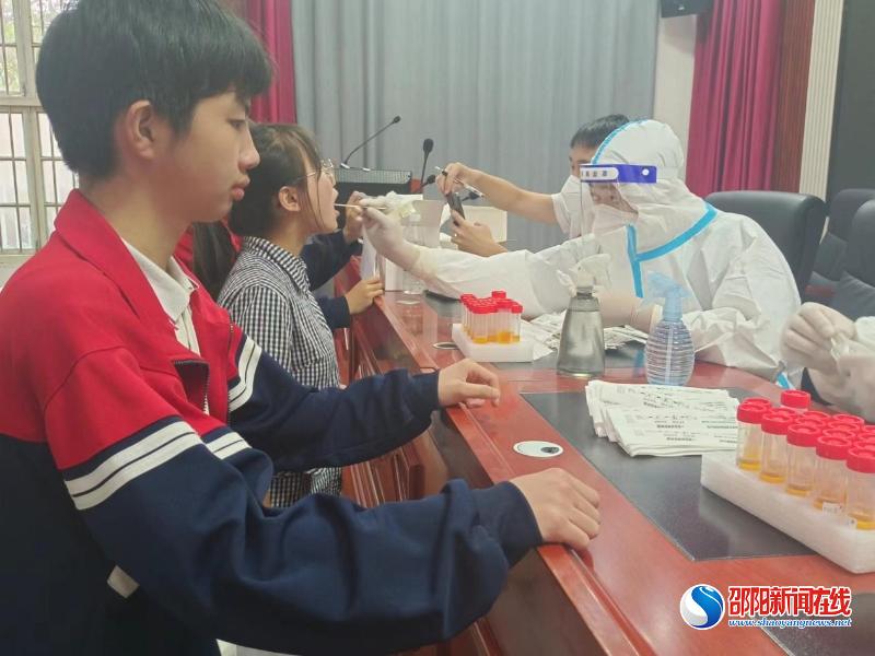 洞口县江口镇组织中学进行全员核酸检测
