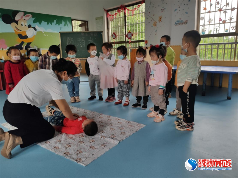 新宁县飞仙桥中心幼儿园开展防溺水安全演练活动