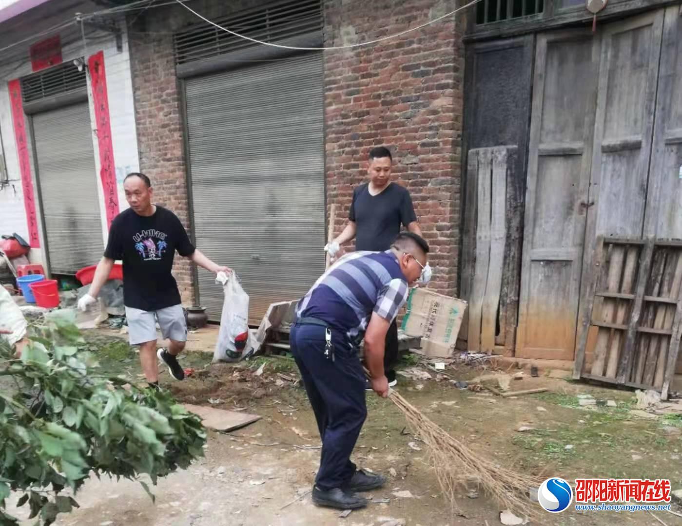 隆回县三阁司镇组织干部职工开展环境卫生大扫除活动
