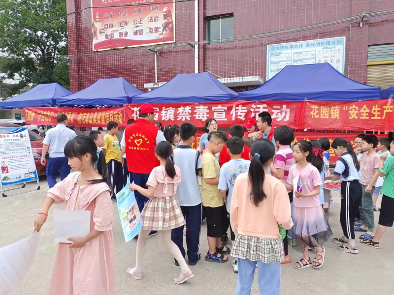 洞口县花园镇禁毒办组织禁毒社工开展禁毒宣传教育“六进”活动