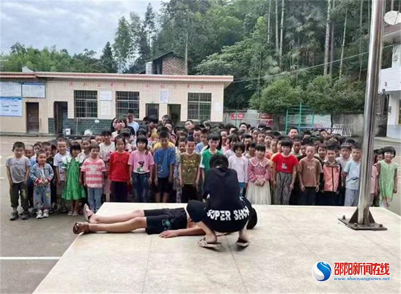 隆回县金石桥镇新良小学开展防溺水应急演练活动