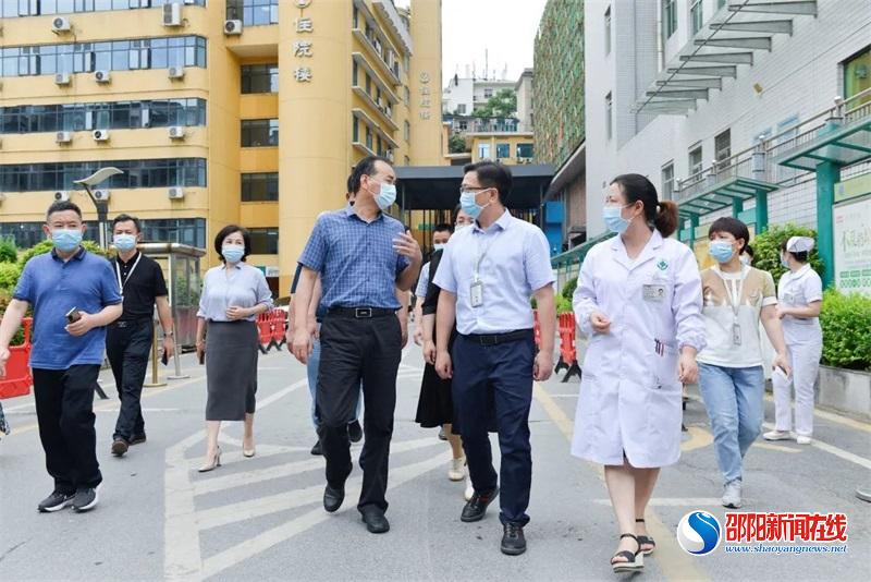 省委老干部局来邵阳学院附属第一医院调研