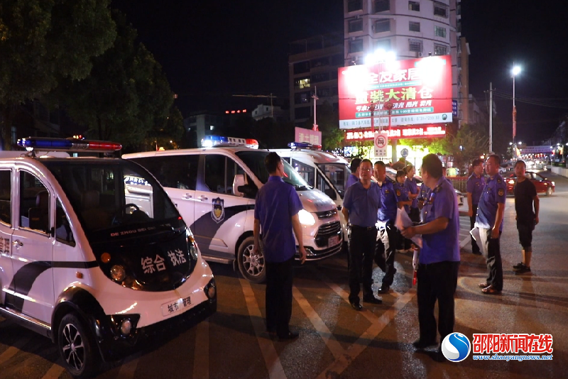 洞口县：持续开展蓝天保卫战 夜查渣土车违规运输行为