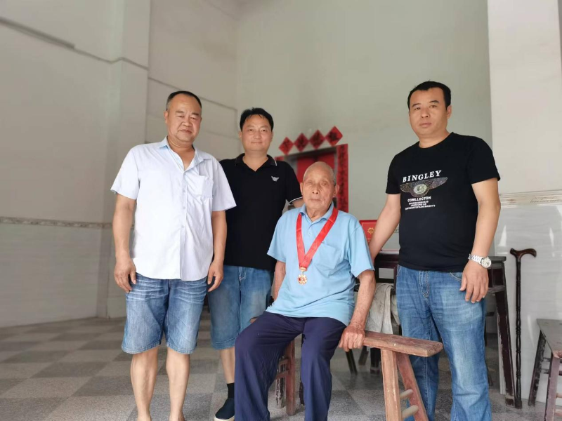 洞口县文昌街道为老党员颁发纪念章