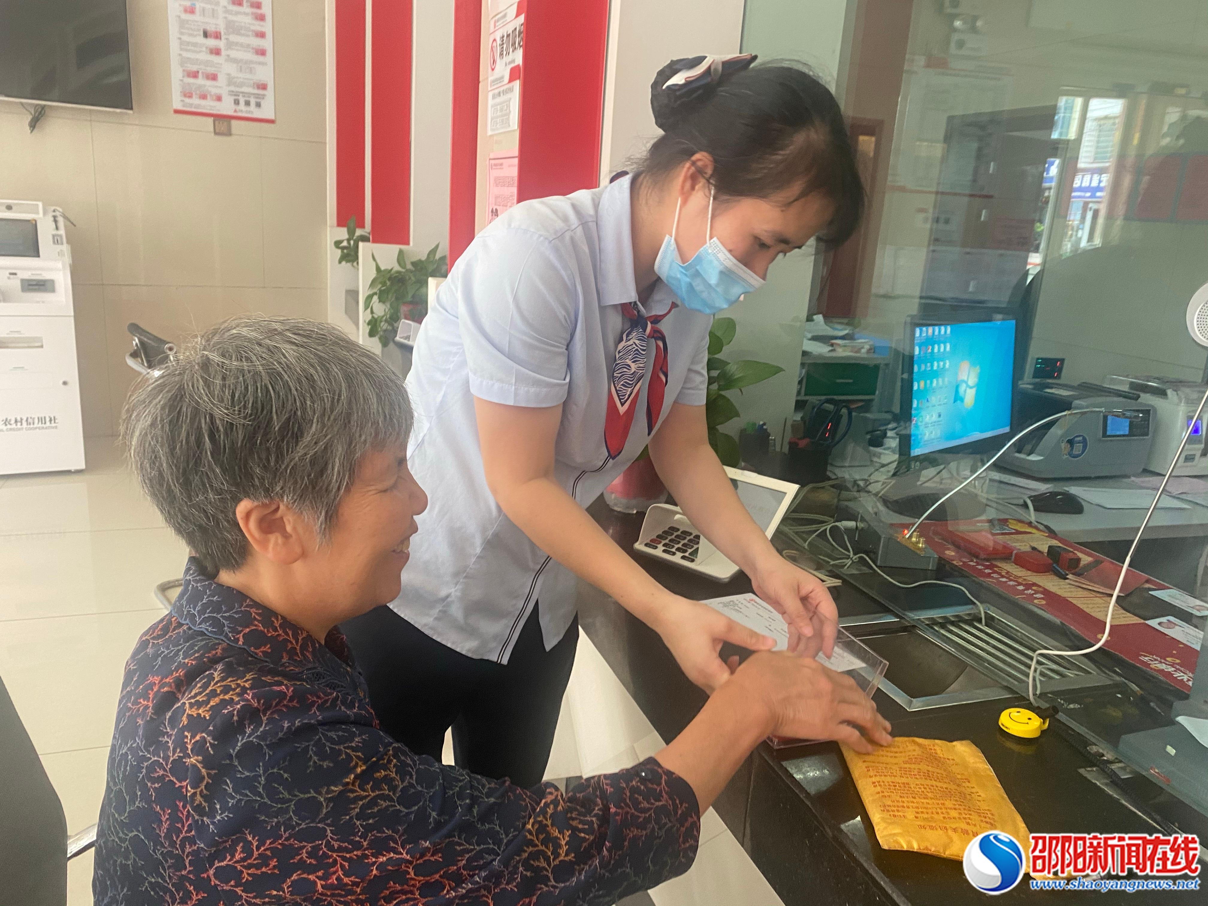 尽心尽责，厅堂服务彰显农信温度