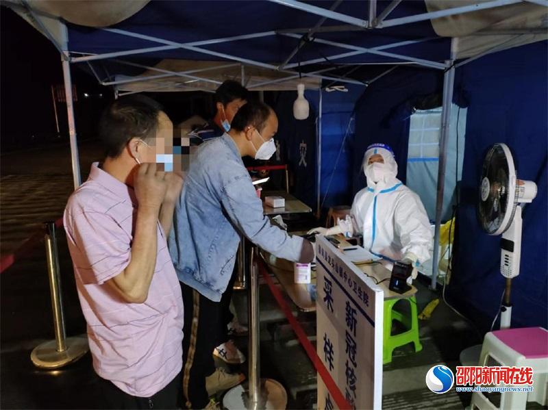 新宁县湘滇救助机构牵手助流浪老人回家
