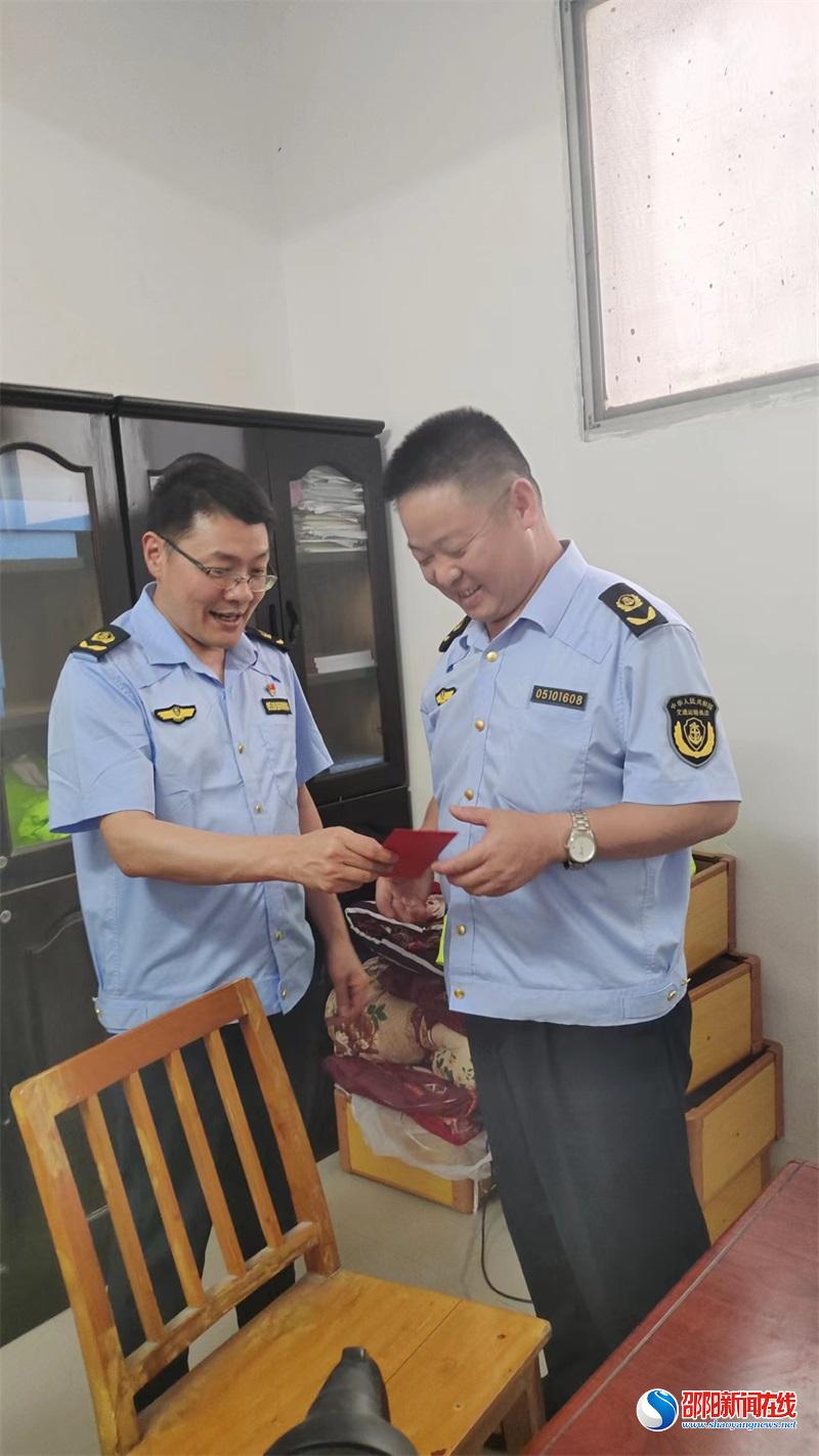 新宁县交通运输综合行政执法大队党支部开展“七一”走访慰问活动