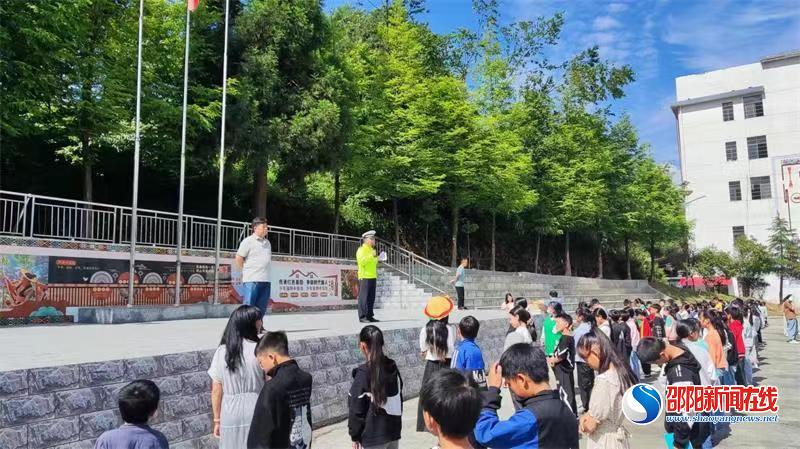 隆回县公安局交通警察大队虎形山交警中队开展暑期交通安全宣传活动