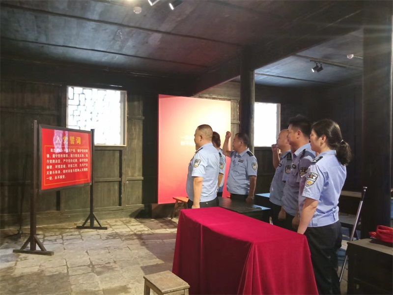邵阳县公安局交警大队第十一党支部开展“喜迎二十大、忠诚保平安”主题党日活动