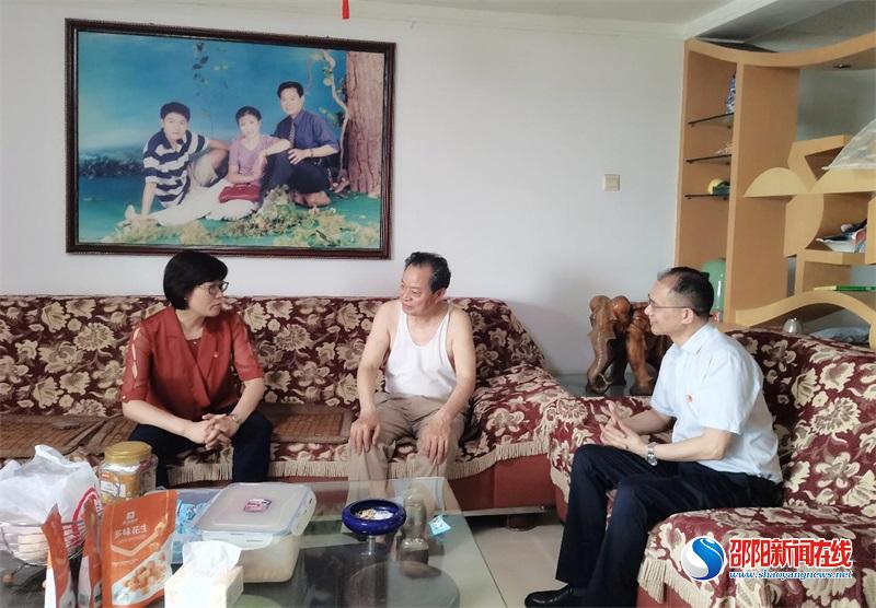 “七一送温暖”中国人寿邵阳分公司党委看望慰问离退休老党员