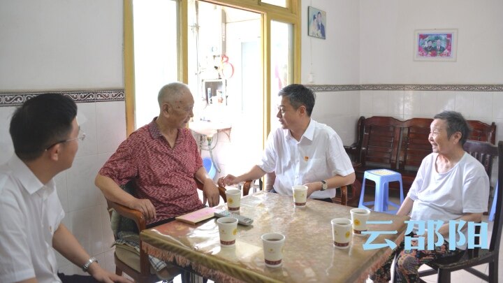 严华“七一”走访慰问老党员 向他们送去党的关怀和温暖