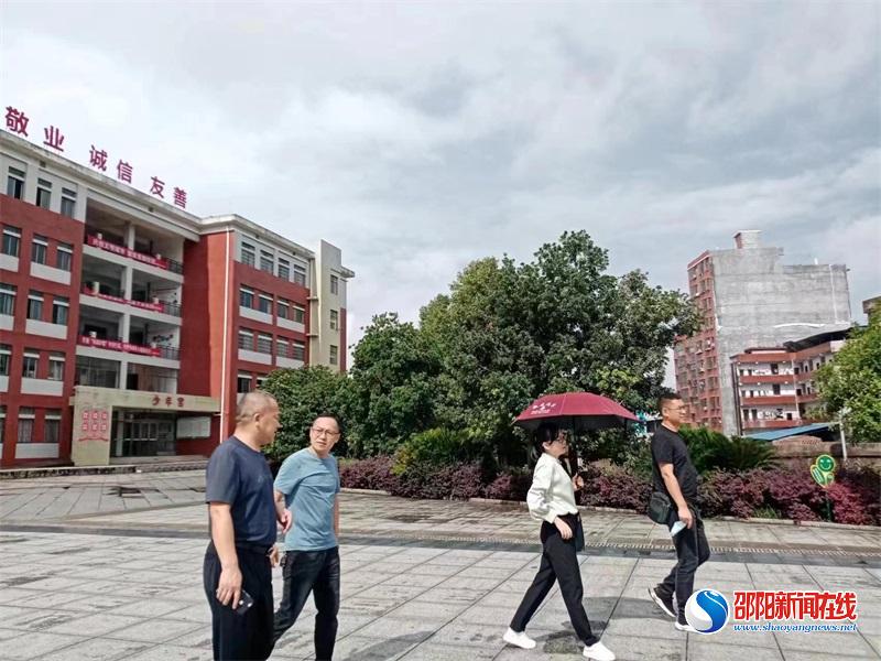 市创文办到隆回县九龙学校检查创文工作