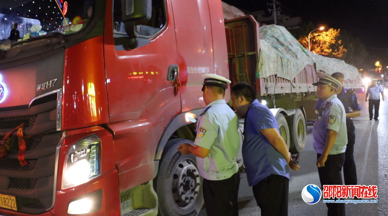 洞口多部门联合执法 突击夜查违法违规运输车辆