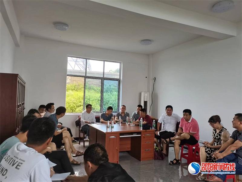邵东市流光岭镇组织人大代表到流光岭水厂视察建设情况