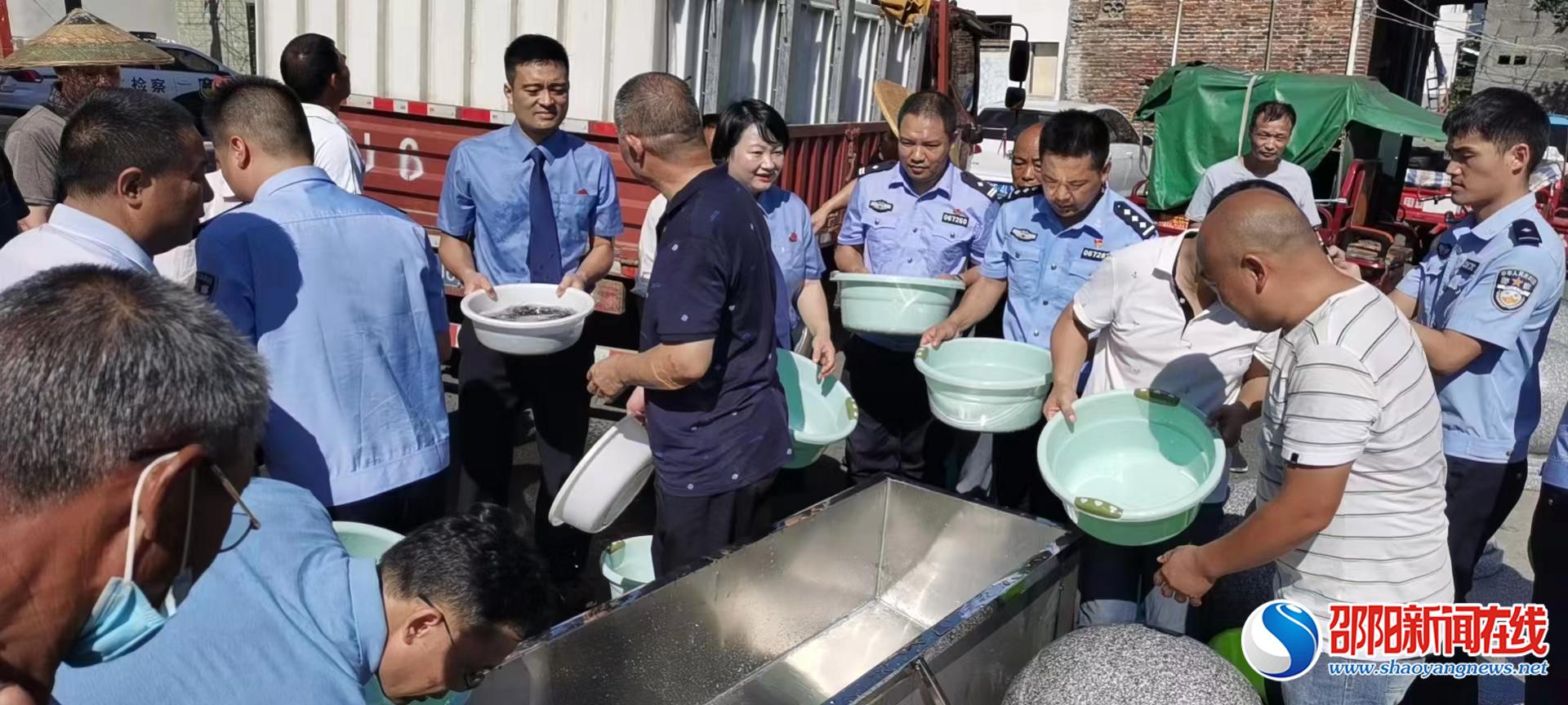 洞口县开展“增殖放流”助推母亲河复苏