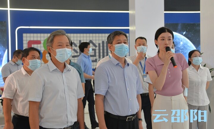 严华调研市区基层统战和民族团结进步创建工作