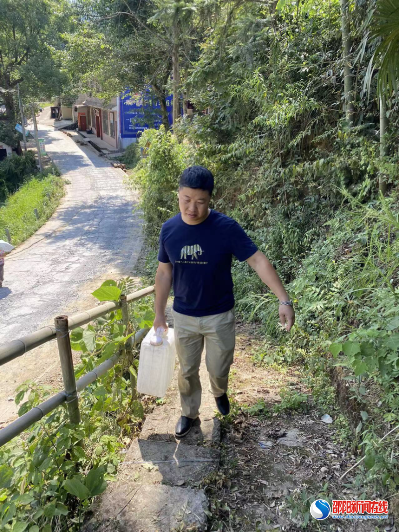 洞口县古楼乡：年迈老人吃水难 干部挑水解忧愁