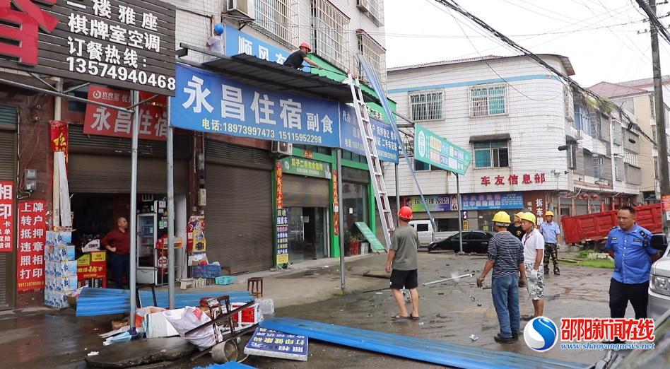 洞口县城市管理和综合执法局依法拆除花古街道洞高路乱搭乱建违规建筑