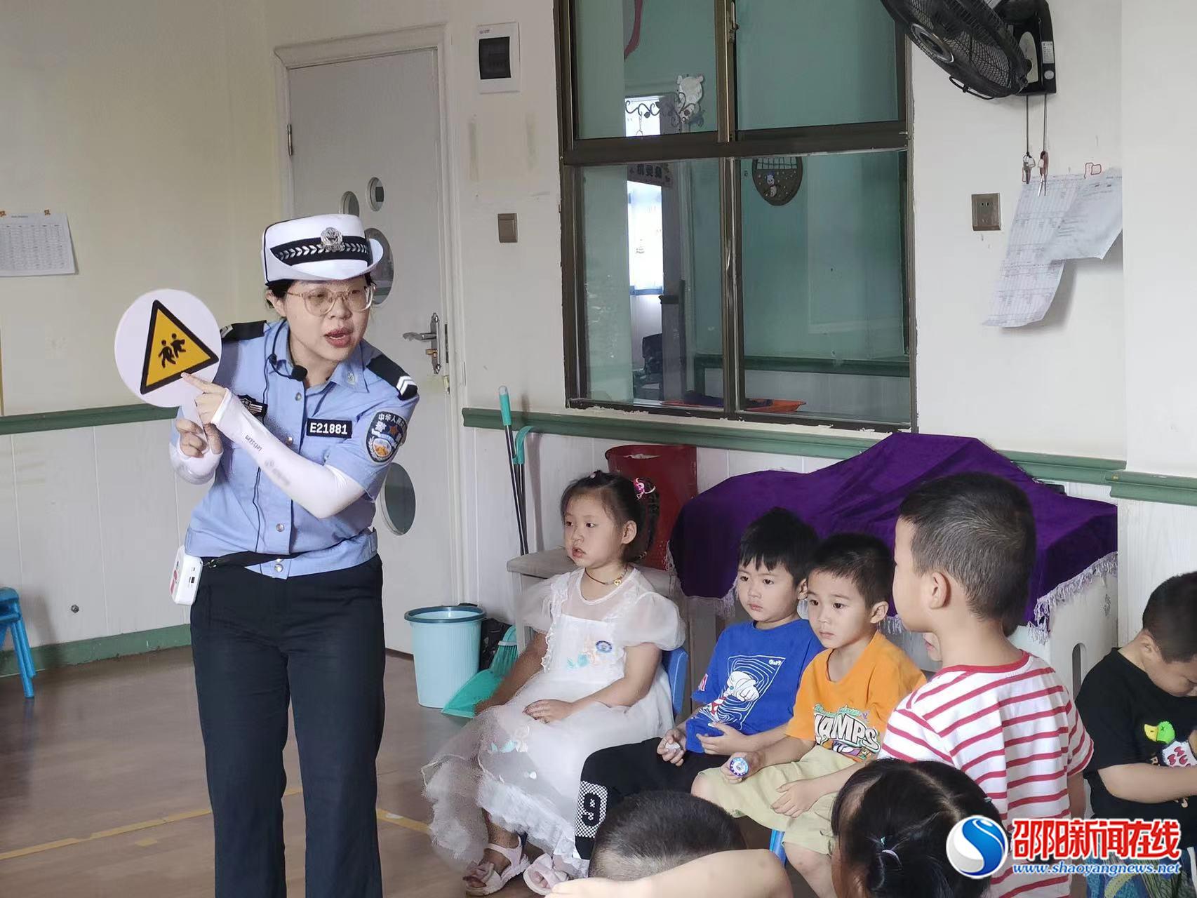 “一老一小”挂心间 邵阳县交警宣传不停歇
