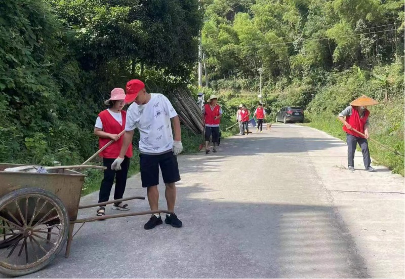 新邵县潭溪镇结合“星期五大扫除”开展农村人居环境大整治志愿服务活动