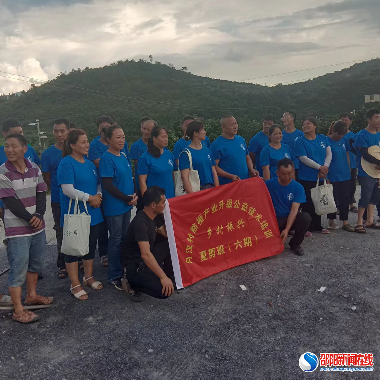 新宁县龙丰果业：为减一次药，专门办个班
