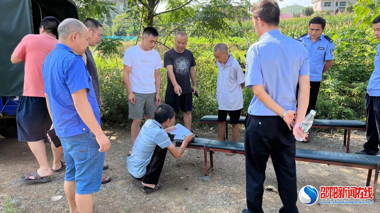 邵阳县郦家坪镇开展乡镇街道三轮车违法载人整治活动