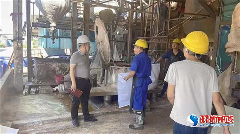 隆回县桃花坪街道领导带领应急办对辖区危化企业进行安全生产检查
