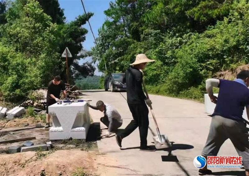 隆回县三阁司镇开展农村公路养护工作