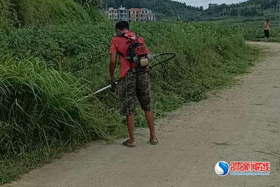 隆回县三阁司镇积极开展农村公路养护行动
