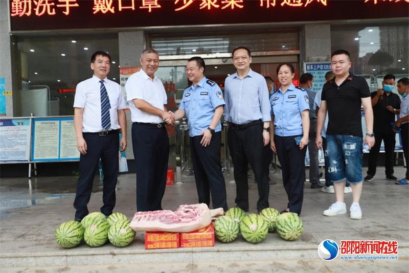 新邵县：炎炎夏日送清凉 慰问交警暖人心