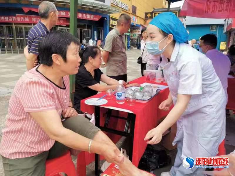 洞口老年健康宣传周 : “白衣战士亮剑”护健康