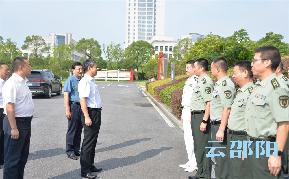 严华华学健“八一”前夕走访慰问驻邵部队官兵和消防救援队伍