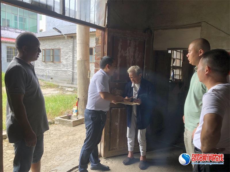 洞口县跃龙村召开“重温峥嵘岁月 唤起初心使命” 庆“八一”退役军人座谈会