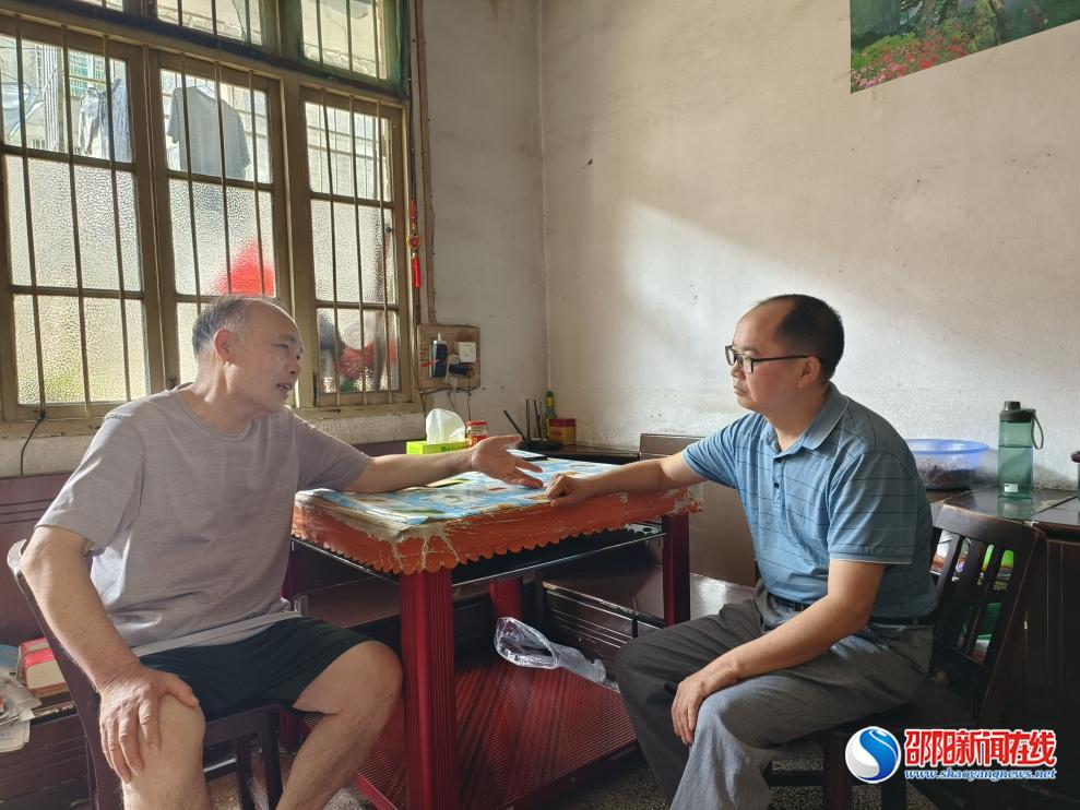 绥宁县人民检察院开展庆“八一”  慰问送温暖活动