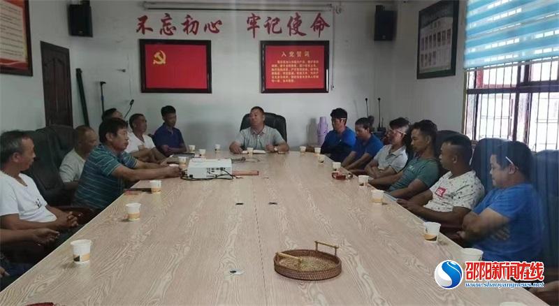 新宁县龙丰果业：提高站位发动果农应对突发虫情