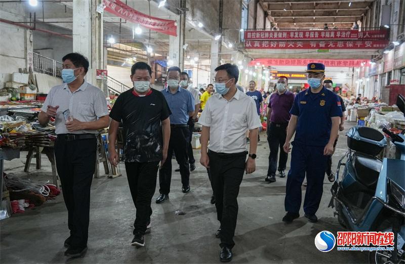洞口县委书记吴韬督导县城农贸市场安全生产工作