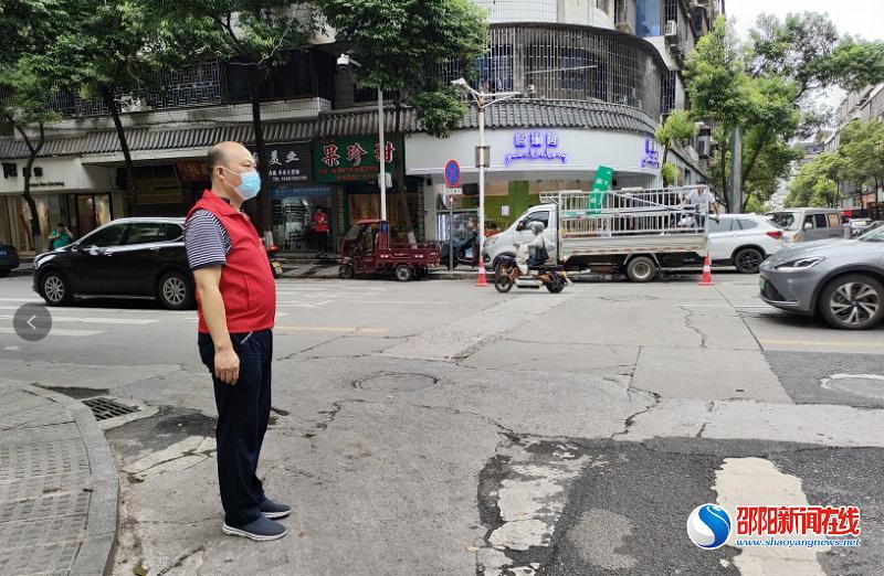 城市创文我先行，文明劝导做表率——邵阳市中心医院机关后勤党总支第六党支部开展志愿服务活动