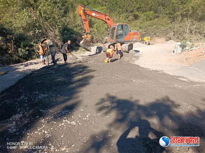 新宁县公路建设养护中心：实施路面修复工程全力提升路面通行能力