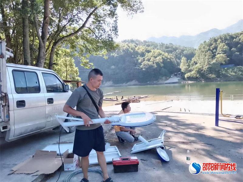 新宁县回龙寺镇长冲村: 路灯安装暖民心 照亮群众幸福路 
