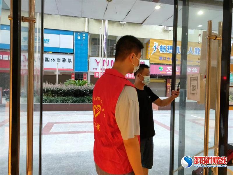 洞口县花古街道梨园社区：大学生志愿者进社区，助力“六零”创建工作  