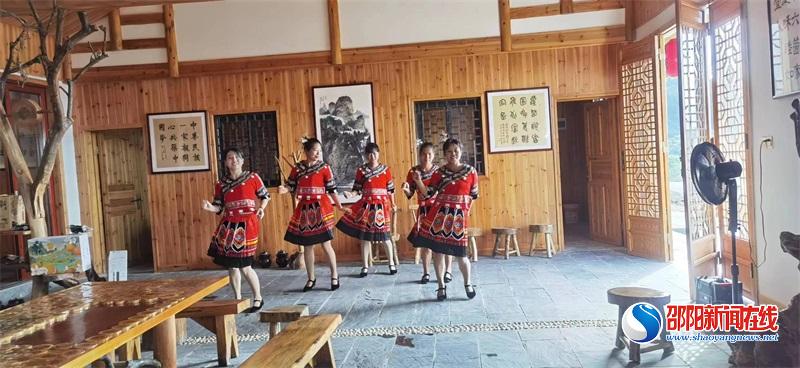 新宁县月汉村：村企同创展现民族团结进步文化新风采