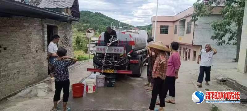隆回县花门街道：心系群众 送水到家