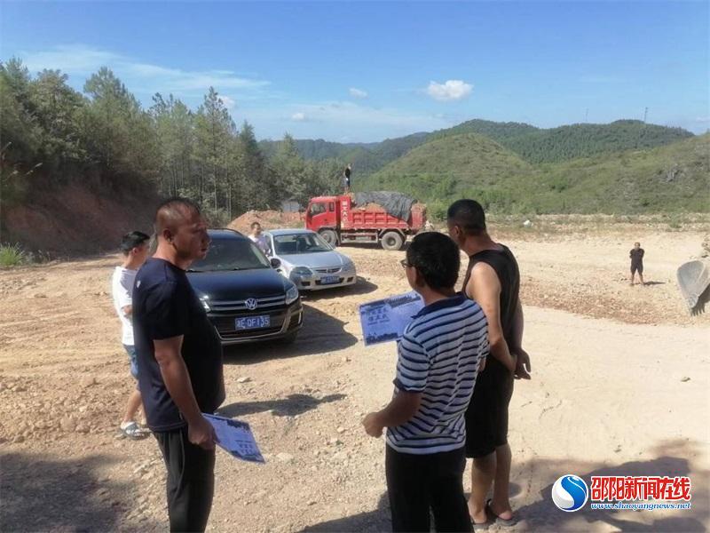 新邵县巨口铺镇：大力治理砂石运输扬尘污染 打赢蓝天保卫战 