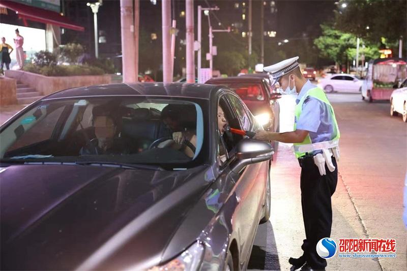 邵阳县交警联合县局巡特警开展联合执法夜查整治统一行动