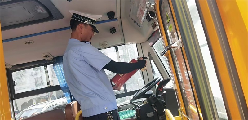 邵阳县交警检查校车，平安迎接开学季