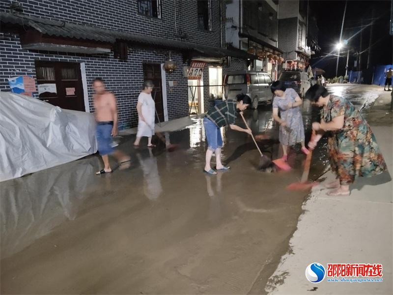 ​洞口县古楼乡：群众自发进行街道夜扫