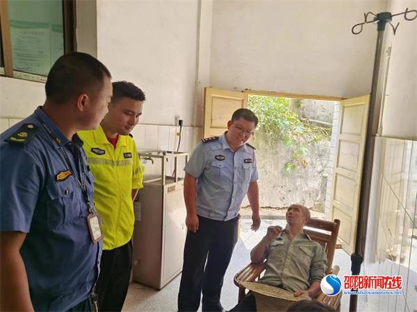 隆回县高平镇：癫痫老人倒地不起 交警救助暖人心