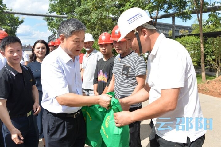 严华在市区开展“夏送清凉”慰问活动