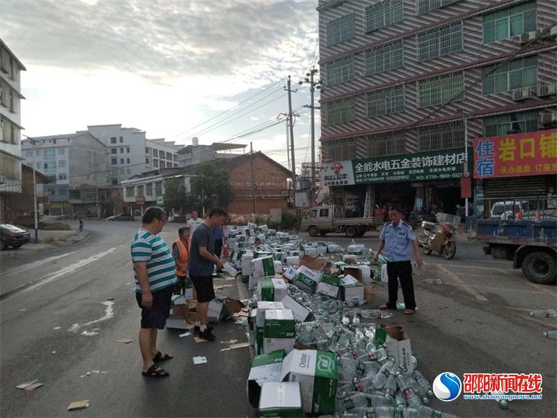 邵阳县岩口铺镇：干群救援过境遇险车辆