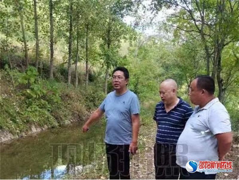 洞口县黄桥镇驻村工作队抗旱保丰收